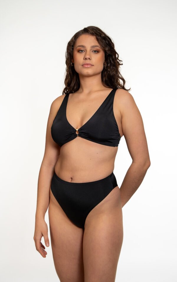 Haut de bikini bralette de soutien pour forte poitrine en noir - avec des bretelles extra-larges, une bande renforcée sous le buste et un décolleté profond flatteur.