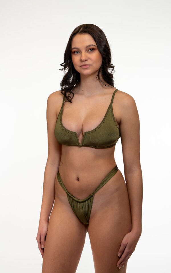 Belém Push-Up Bikini Top für kleine Oberweite in Grün – Formt & hebt mit dezenter Polsterung, tiefem V-Ausschnitt & goldenen Accessoires.