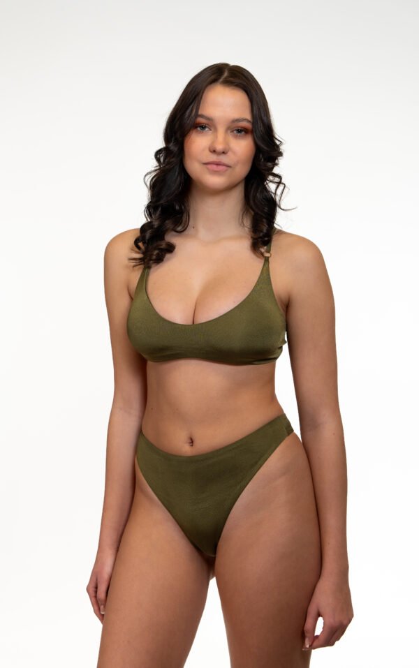 Cross Back Sport Bikini Top in Jungle Green – Hingucker-Rückendesign, recyceltes Material & schnelltrocknend für Strand & Sport.