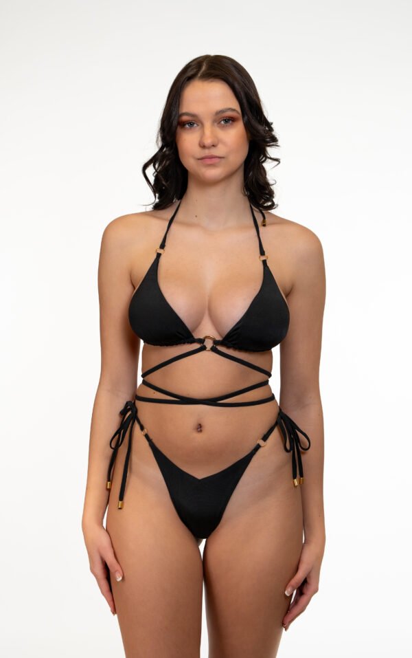 Goiá Criss Cross Triangle Bikini Top in Schwarz - vielseitiges Design mit abnehmbaren Wickelbändern und goldfarbenem Karabinerring.